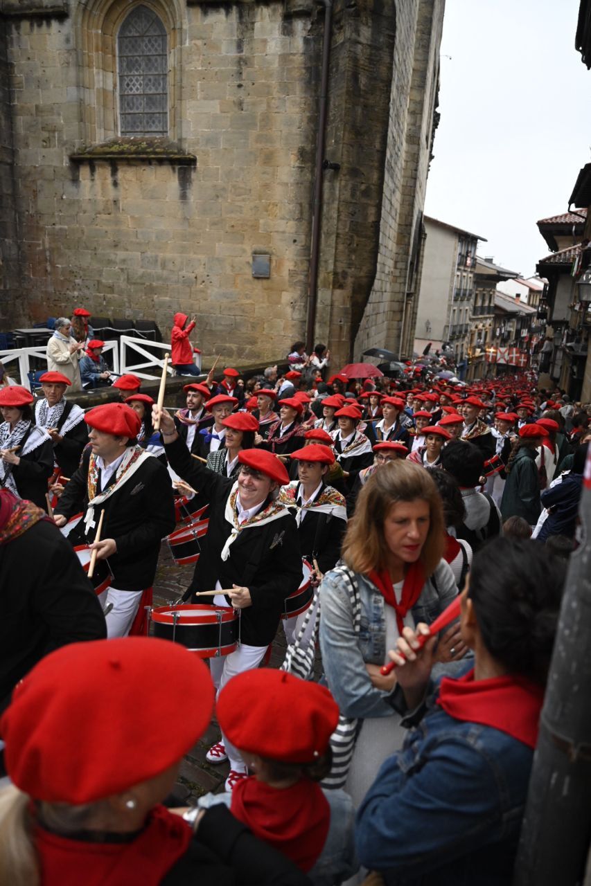 La compañía Jaizkibel desfila en Hondarribia
