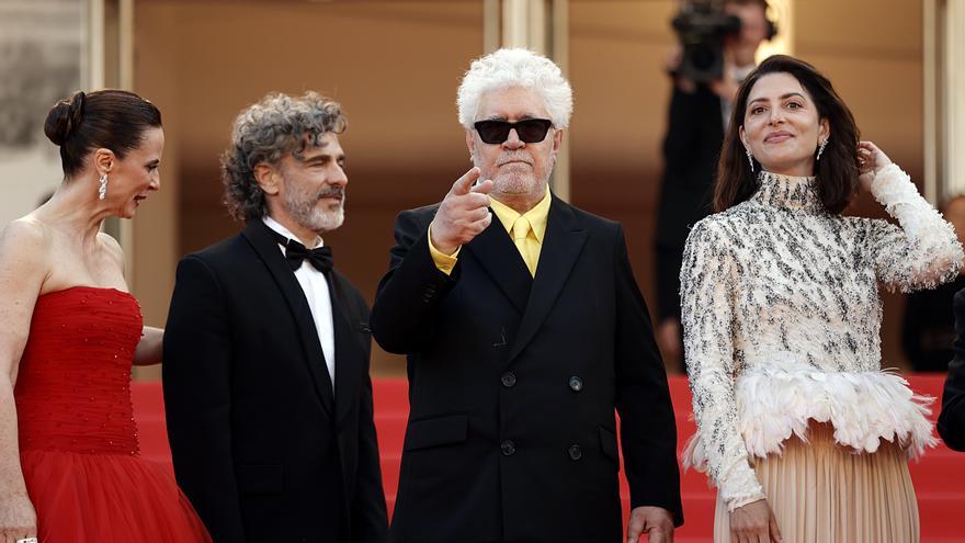 Almodóvar conquista la alfombra roja de Cannes en la presentación de 'Amarga Navidad'
