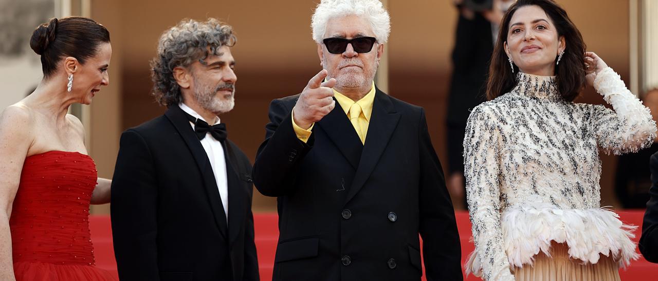 En imágenes: Almodóvar desafía a la mala suerte de amarillo en la alfombra roja de Cannes
