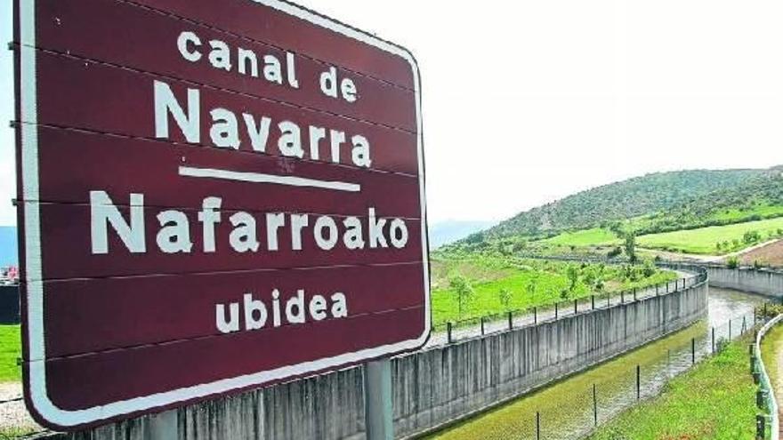 Cartel del Canal de Navarra en el pantano de Itoiz.