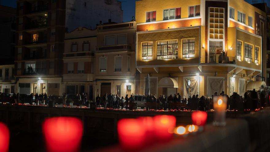 Decenas de personas encienden velas en la rambla del Poyo para mantener viva la memoria de los fallecidos en la dana