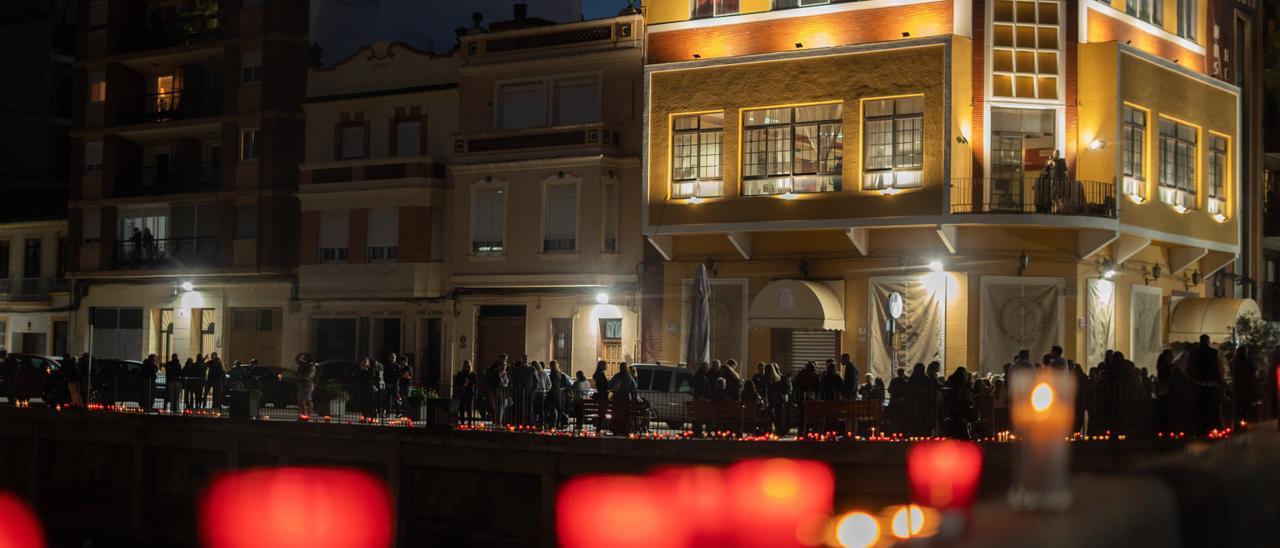 En imágenes: Decenas de velas en la rambla del Poyo homenajean a los fallecidos en la dana