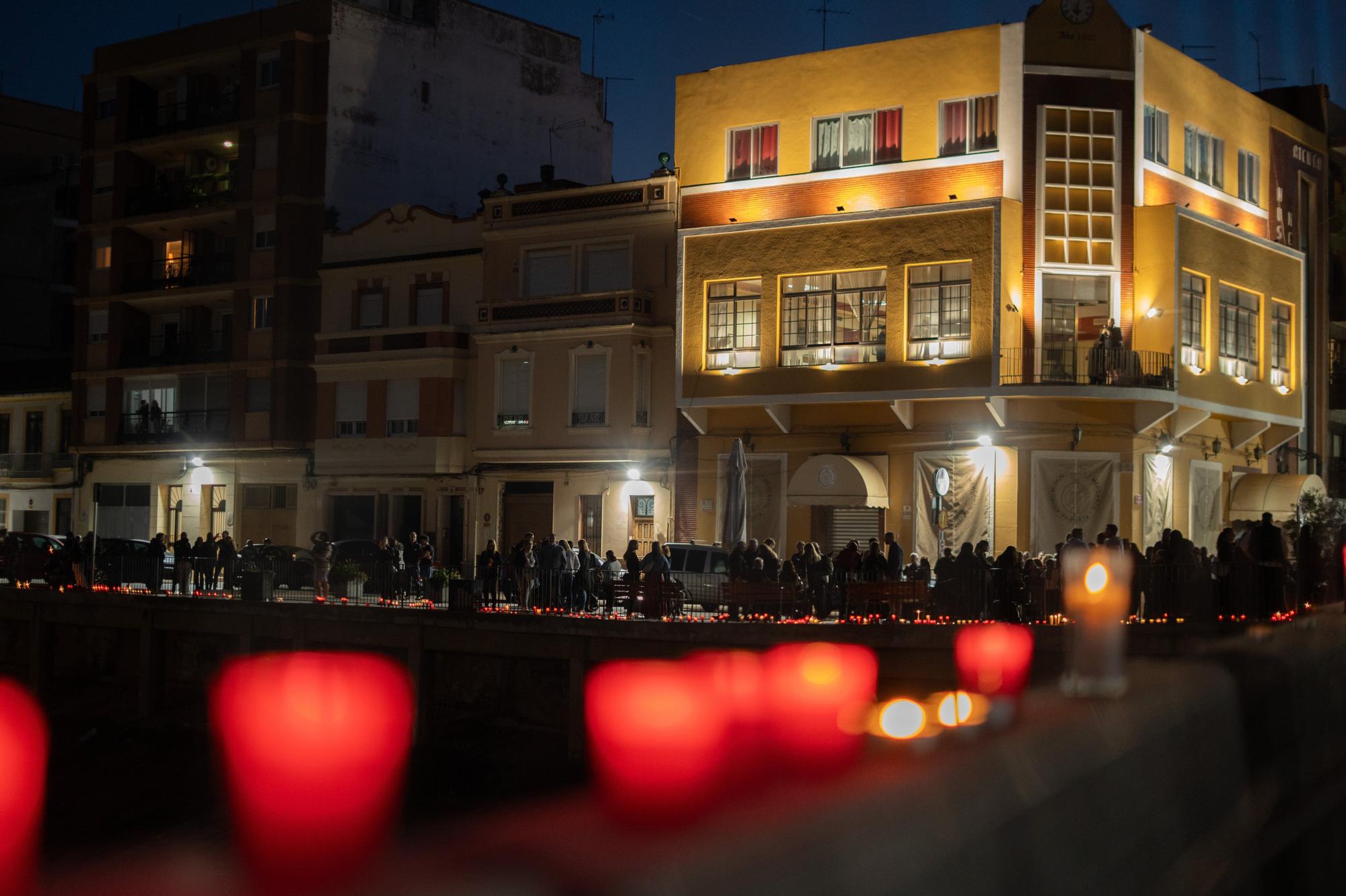 En imágenes: Decenas de velas en la rambla del Poyo homenajean a los fallecidos en la dana