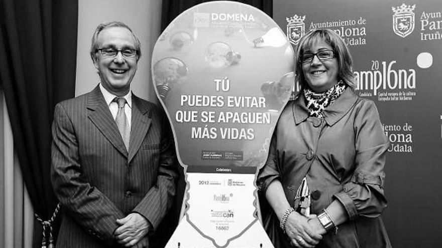 Valentín Alzina y Gloria Fernandez, presidenta de Domena, junto al cartel de la campaña.