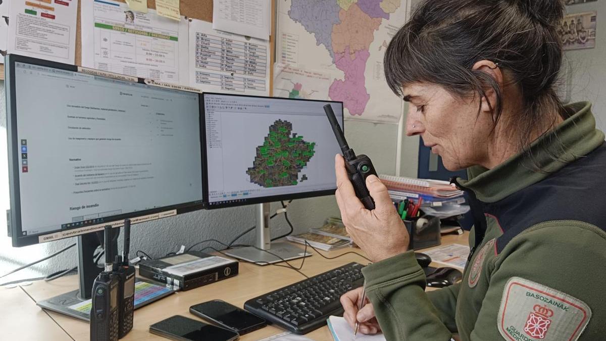 Las y los guardas de medio ambiente atienden a consultas telefónicas de ciudadanos en cuanto a temas que conciernen a la naturaleza.