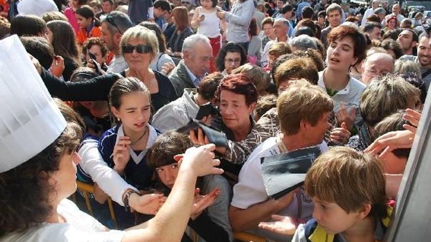 Raquel Ibáñez, de la pastelería Gozona, reparte dulces en la feria del año pasado.