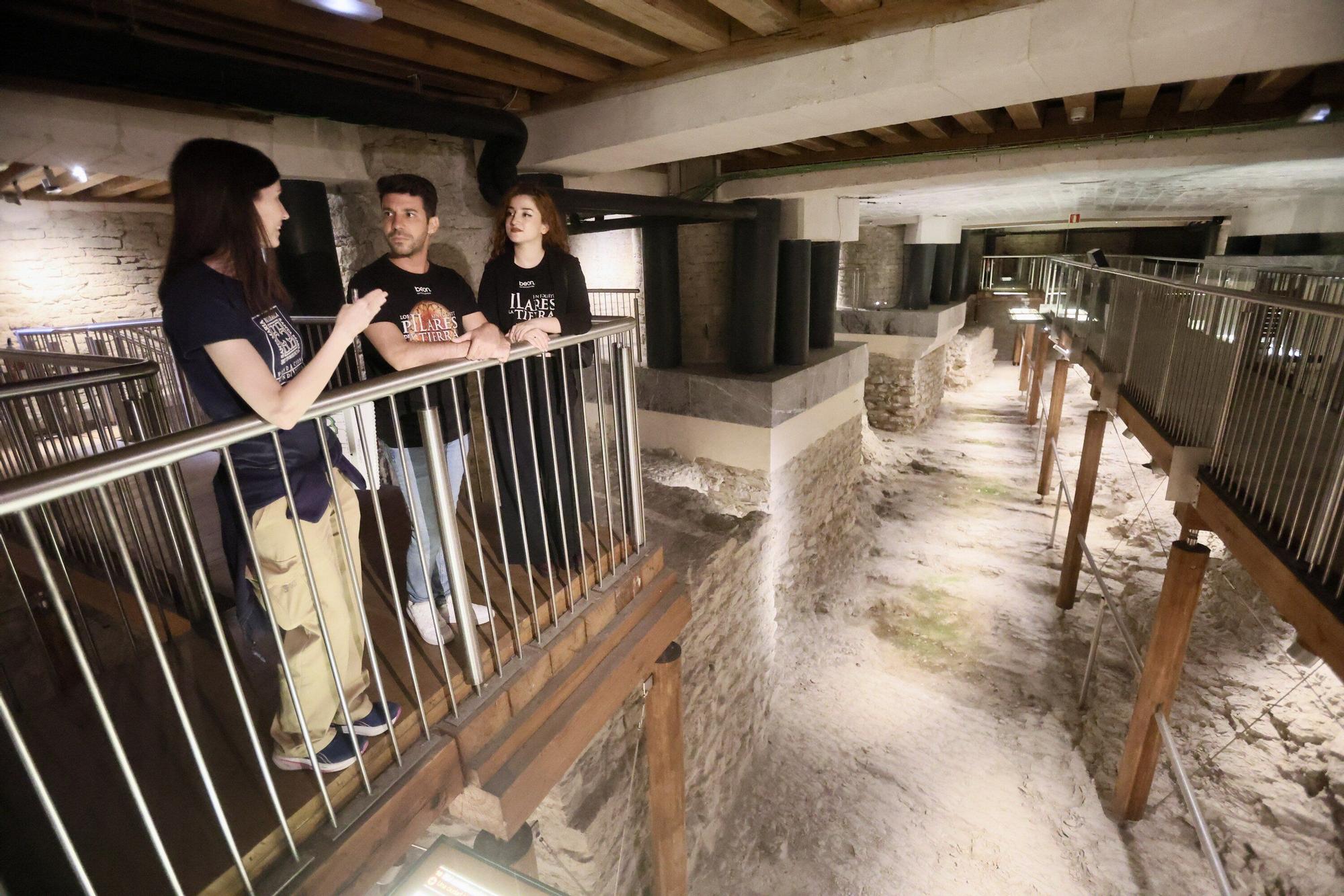 En imágenes: Parte del equipo de 'Los pilares de la Tierra, el musical' visita la Catedral Santa María de Vitoria-Gasteiz