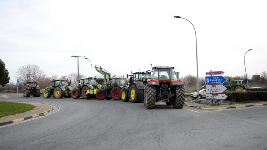 Agricultores de la Zona Media paralizan el acceso y salida a la AP-15