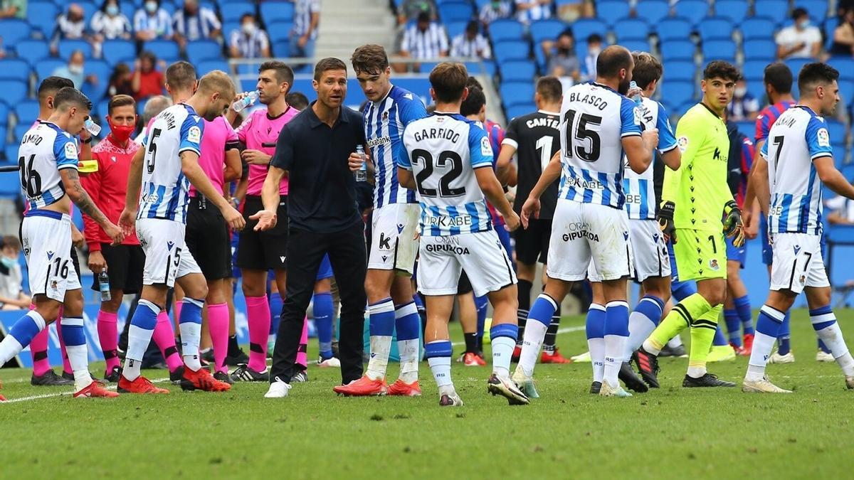 Xabi Alonso, dando instrucciones a los jugadores del Sanse durante un derbi contra el Eibar en Anoeta, en septiembre de 2021.