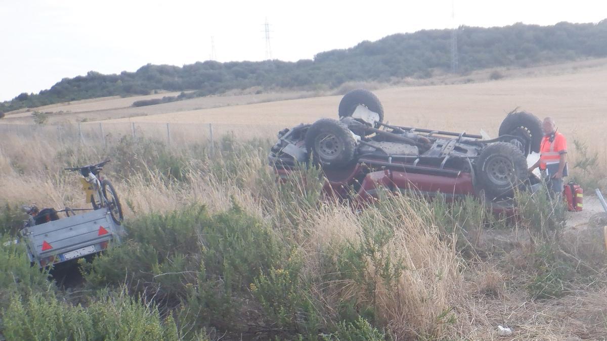 Accidente ocurrido en la AP-15 en Olite, consistente en una salida de vía con vuelco.