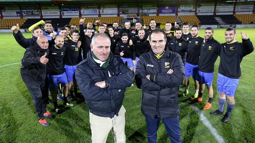 El presidente del Portugalete, Eduardo Rivacoba, y el entrenador, Ezequiel Loza, posan junto a la plantilla del club jarrillero.