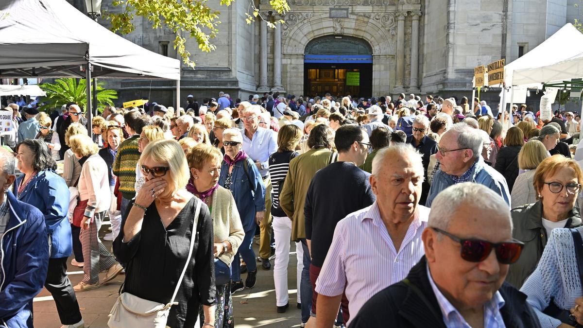 El acceso a la basílica de Begoña ha estado repleto de fieles.