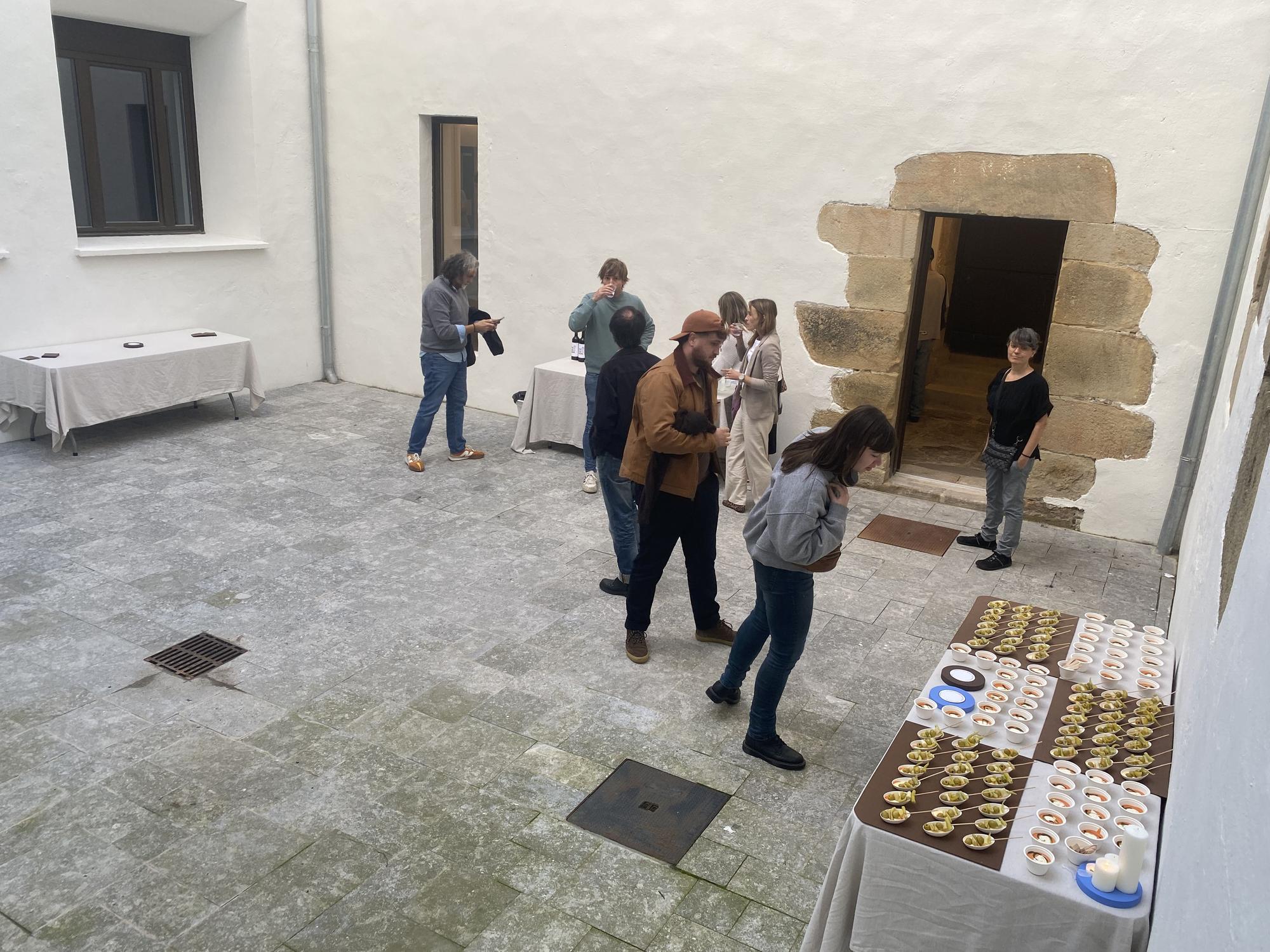 Imágenes de la inauguración de la nueva Casa de Cultura de Zumaia, con detalles del patrimonio conservado y la participación de la gente que acudió a la inauguración.