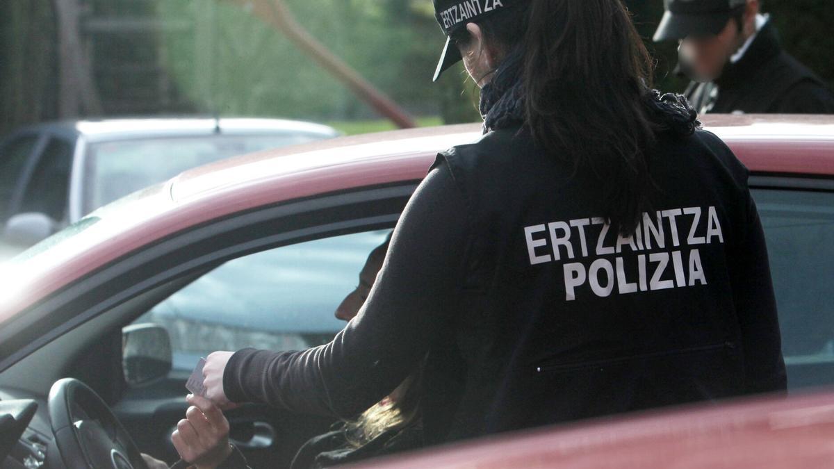 Una agente de la Ertzaintza procede a identificar a una persona ajena a esta información