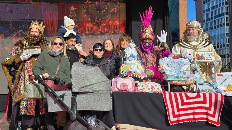 Barakaldo agasaja a Markel, el primer bebé nacido el día de Navidad