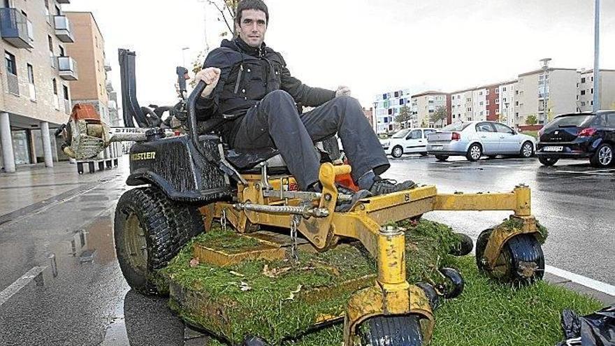 El entrenador pamplonés de la Peña Sport, Sergio Amatriain, posasubido a una máquina cortacésped en un jardín de Buztintxuri,donde reside junto a su familia.