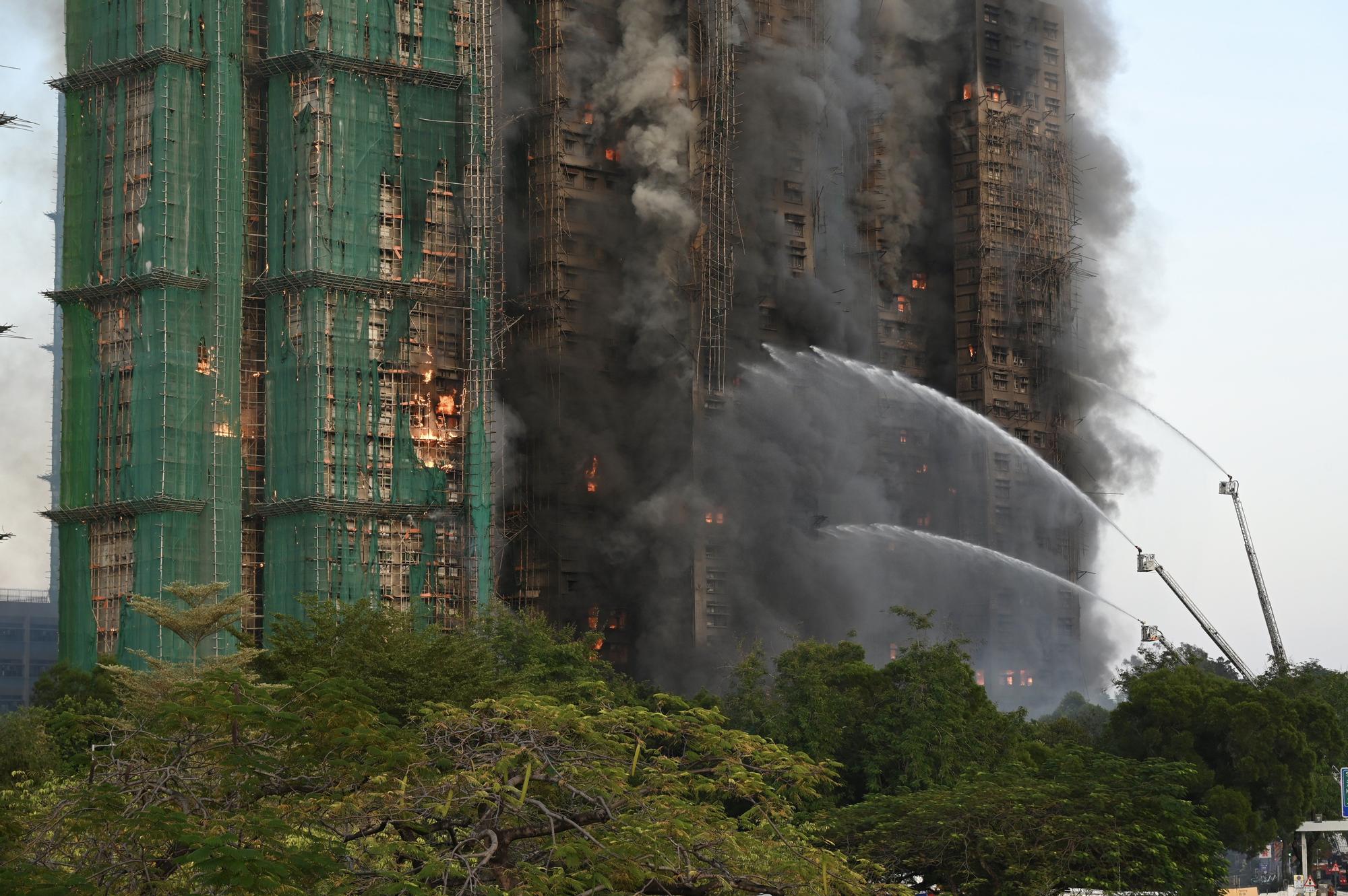 Un enorme incendio calcina un vecindario de Hong Kong