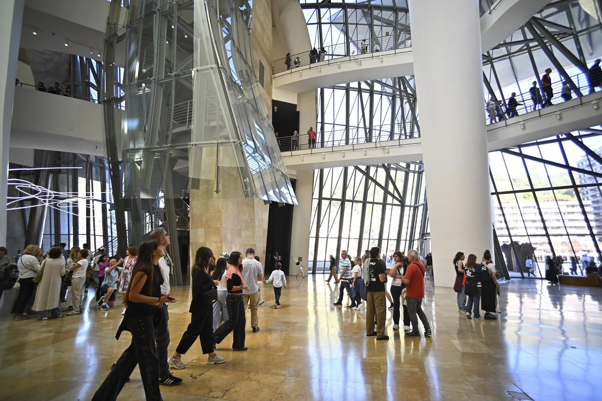 El Museo Guggenheim acoge a miles de visitantes en su 28º cumpleaños
