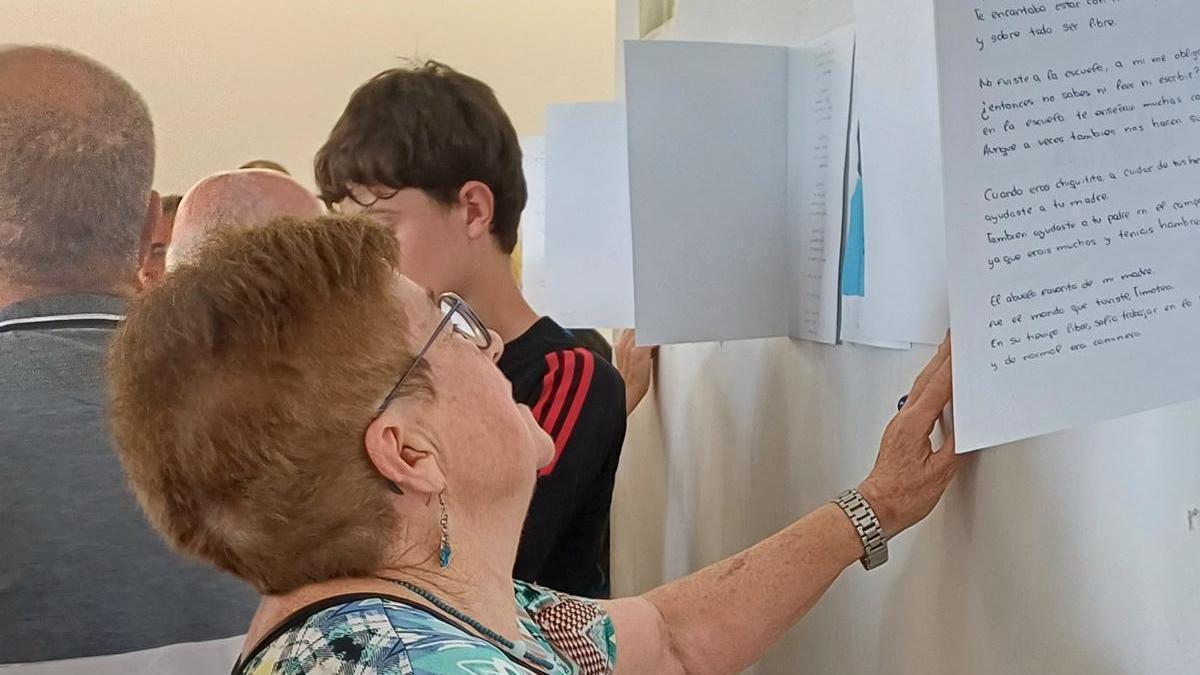 Familiak, erakusketan.