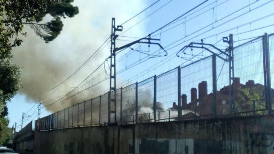 UN incendio en el edificio abandonado de Errekagane obliga a cortar el servicio de metro entre Aiboa y Astrabudua.