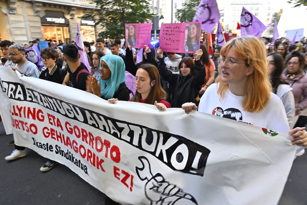 Estudiantes salen a la calle en Bilbao contra el 'bullying'