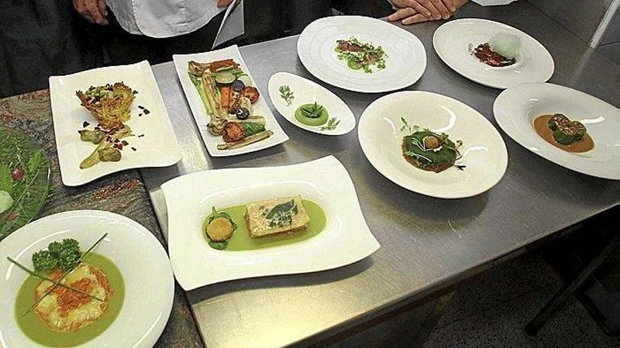 Varios platos cocinados en un restaurante.