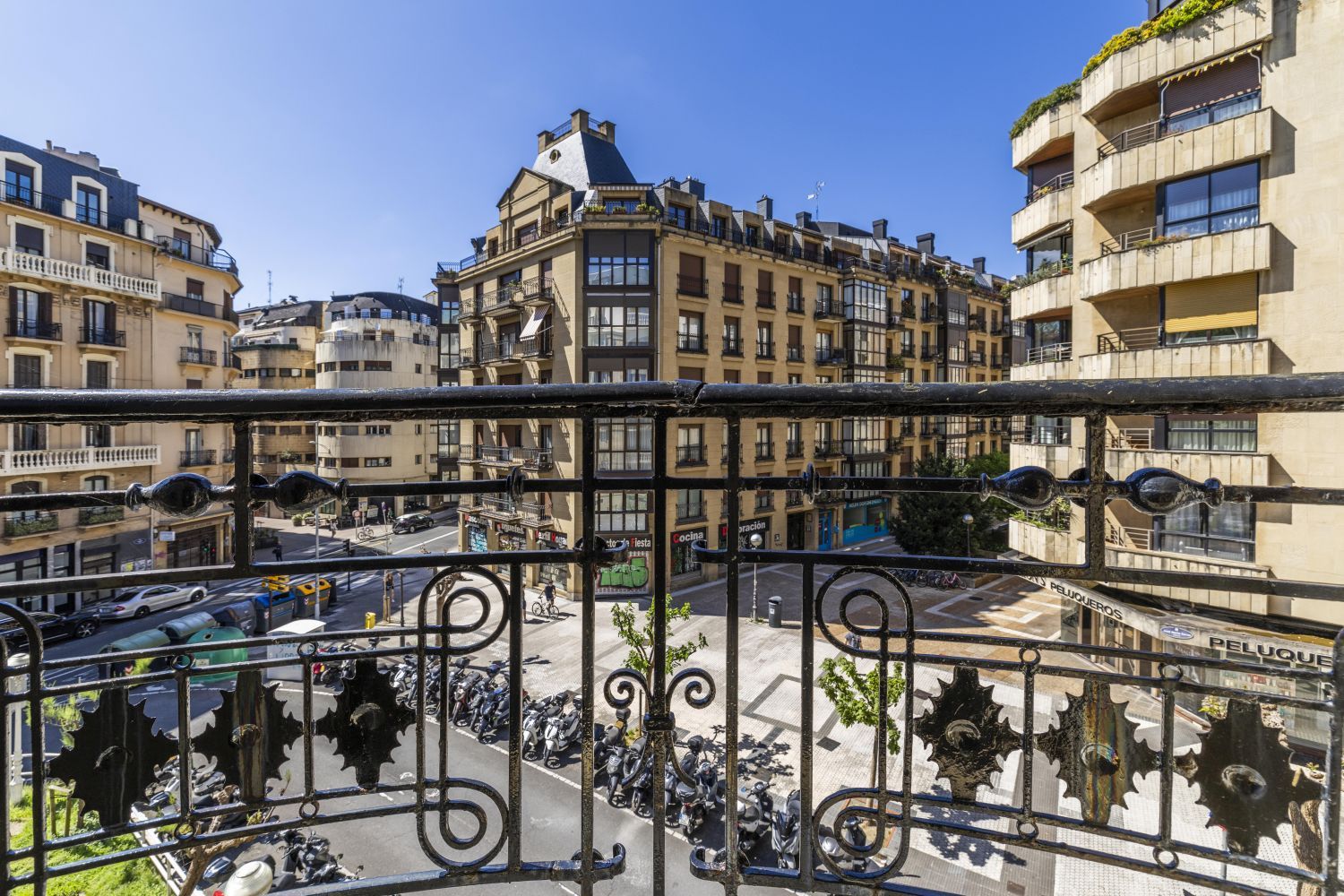 Magnífica propiedad en venta ubicada en un edificio señorial, situada en una de las zonas más elegantes del céntrico barrio de Gros