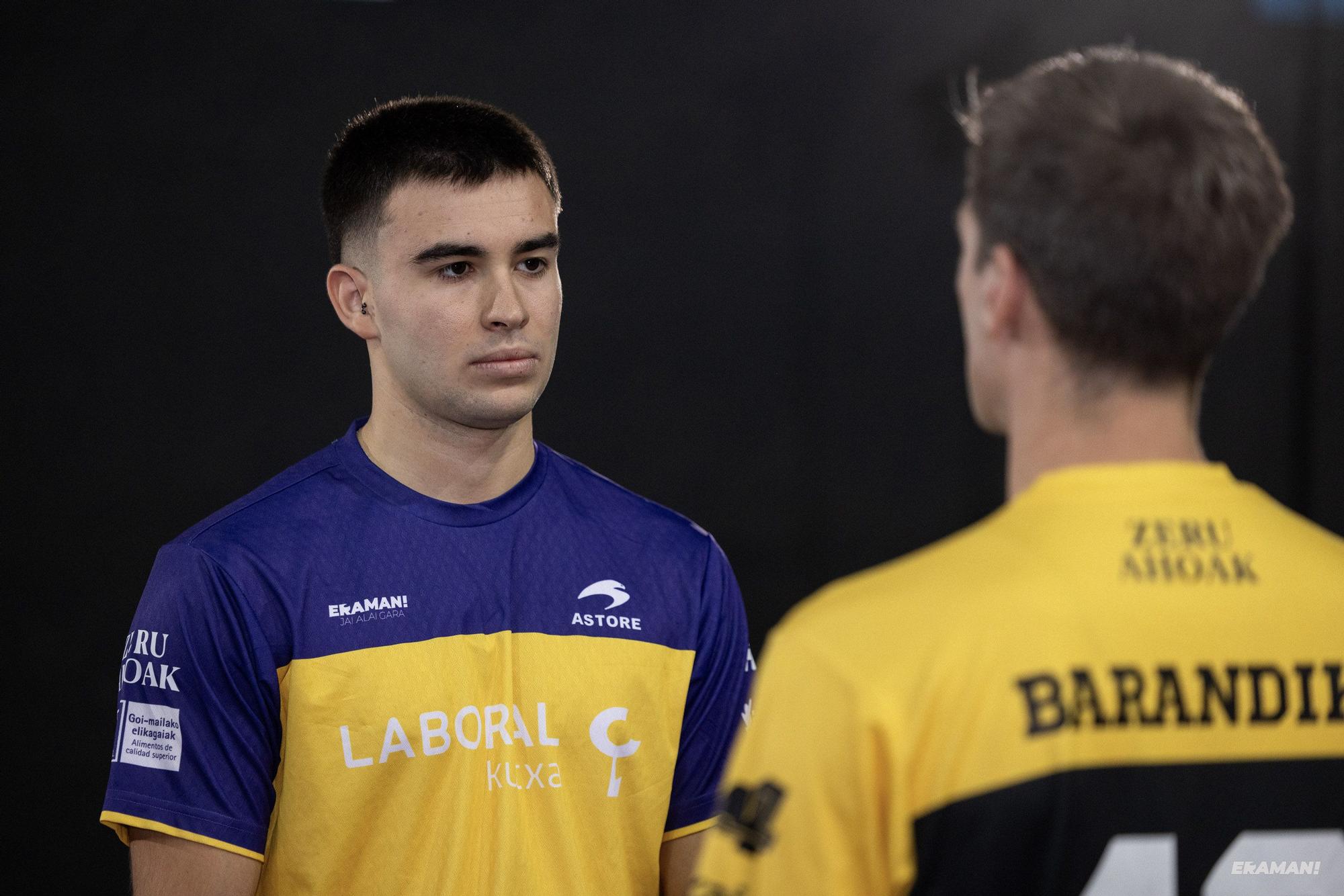 Barandika-López y Urreisti-Basque eligen material para la final de la Jai Alai League en el frontón Carmelo Balda de Donostia.