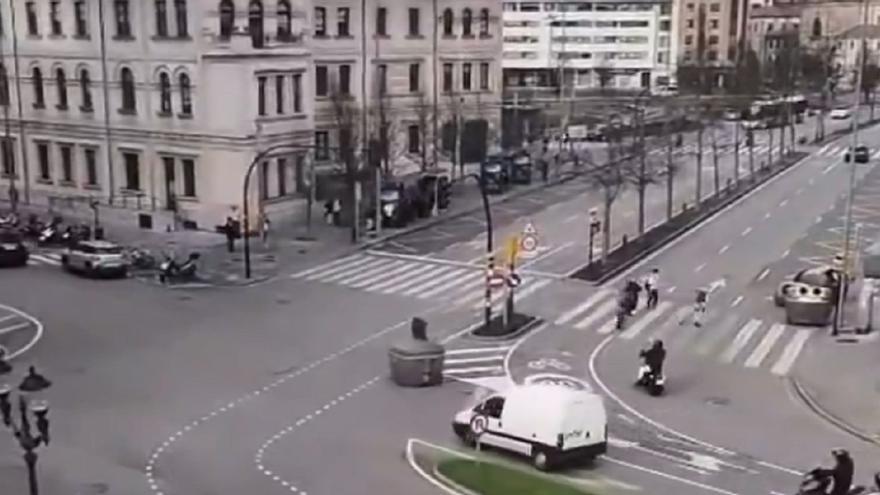 El vídeo del contenedor que va a la deriva por las calles de Gijón y casi causa un accidente