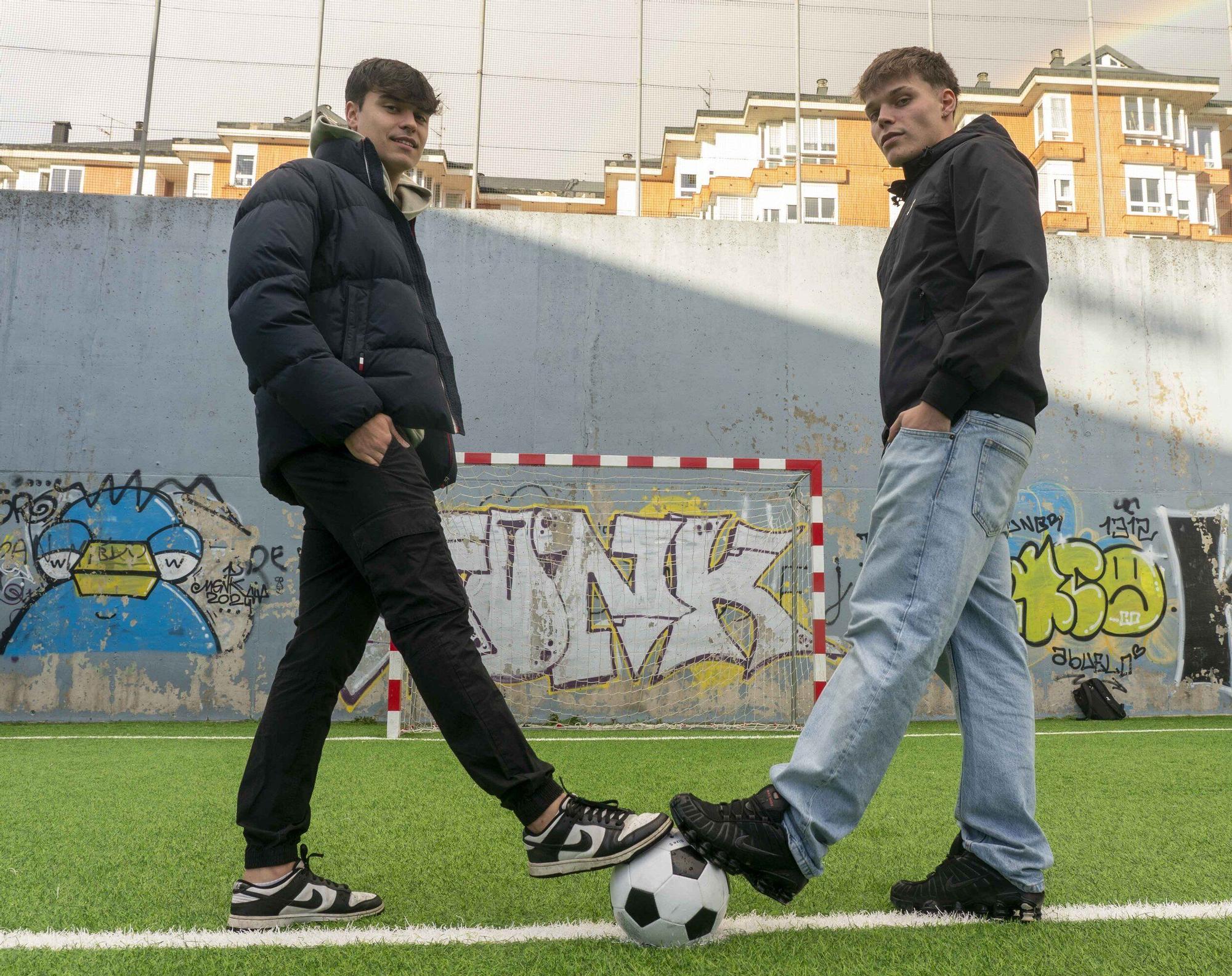Mikel Ortiz de Urbina y Alain Velarde posan durante su charla con DNA