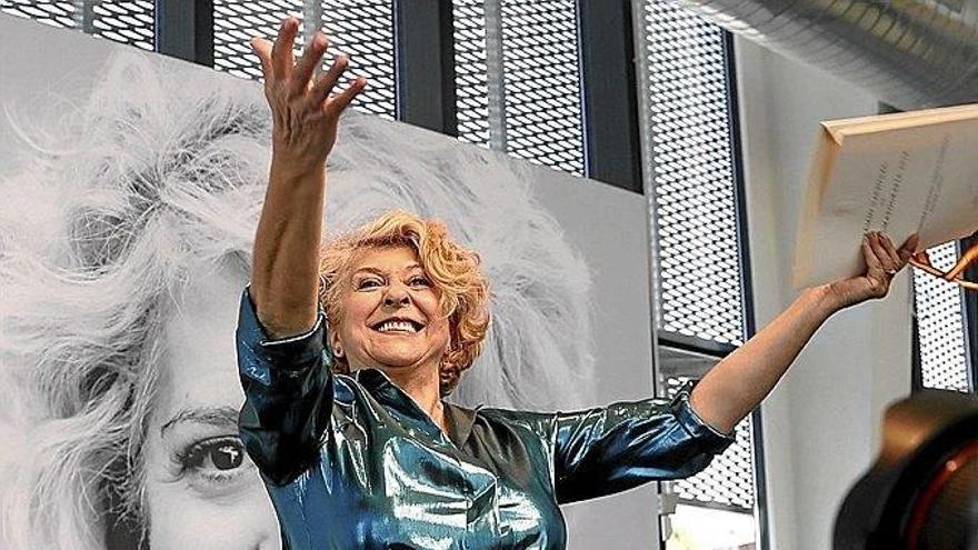 Esther García, exultante con el premio, ayer en Tabakalera.