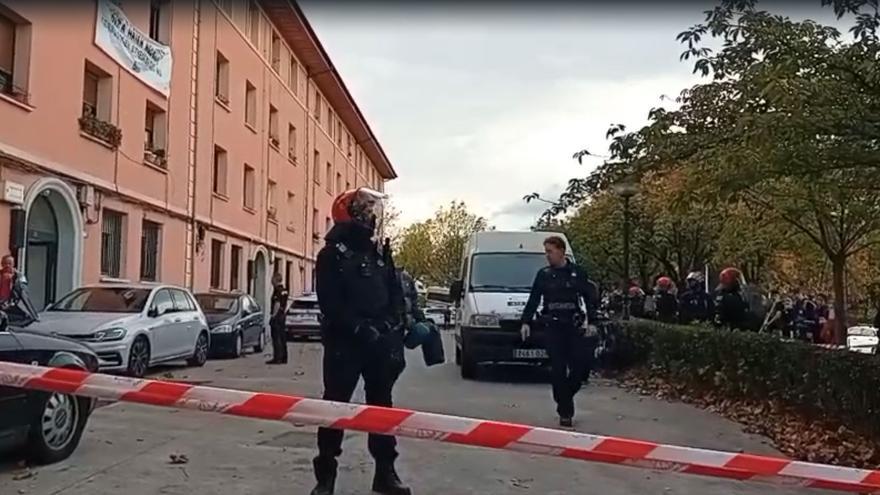 Ejecutado el desahucio de dos vecinos en Basauri tras una mañana de tensión