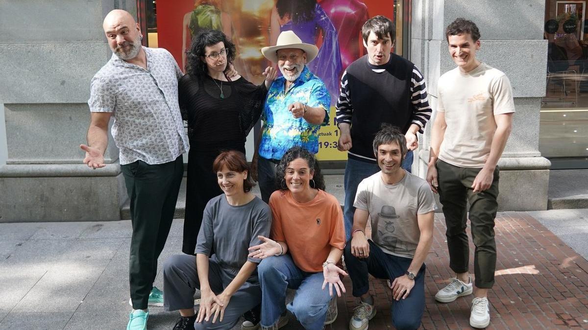 El elenco de &#039;Confeti.El Regreso&#039; posa frente a la Sala BBK durante la presentación de la comedia musical