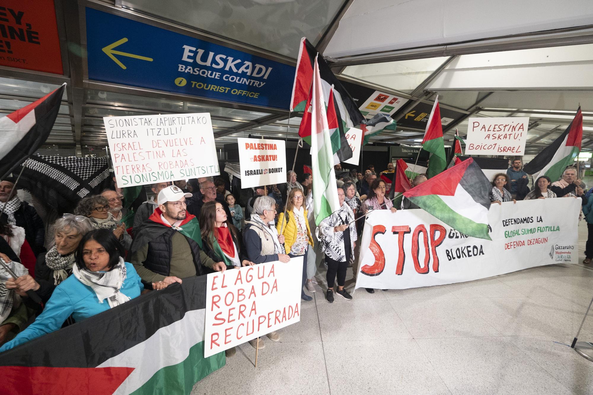 Llegada de los 27 integrantes de la flotilla a Gaza a los aeropuertos de Madrid, Bilbao y Barcelona