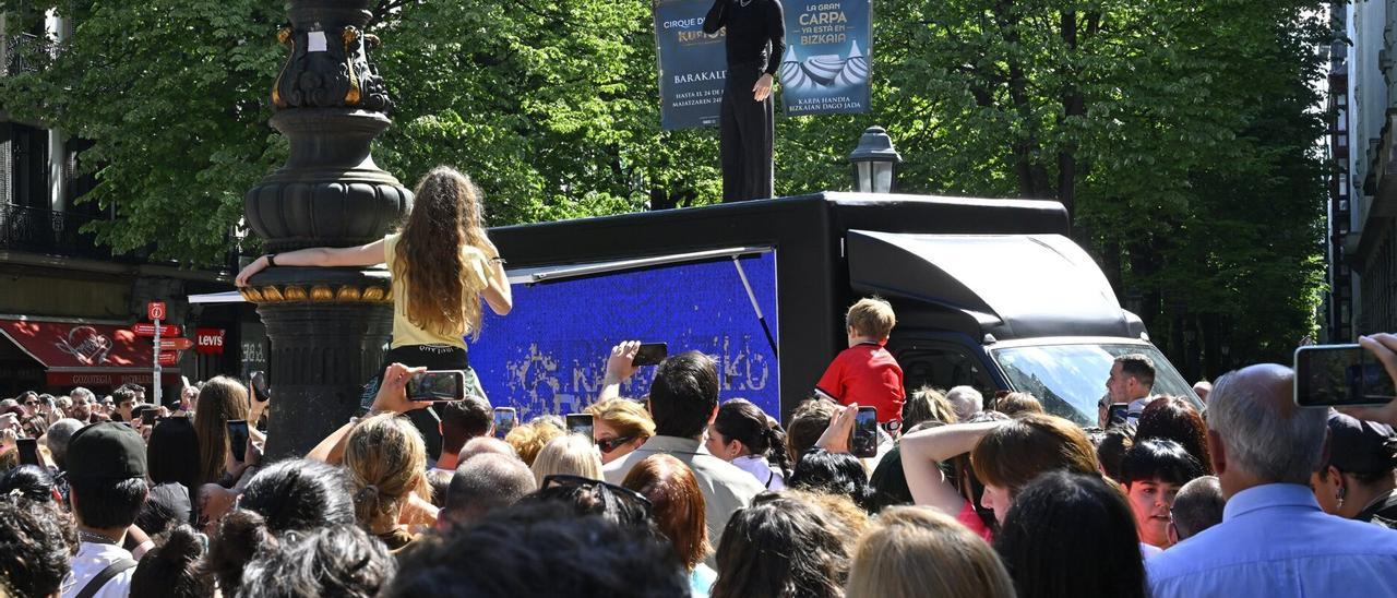 En imágenes: Zetak revoluciona la Gran Vía y Bilbao vibra con un adelanto de lo que será "la gran cita" de San Mamés
