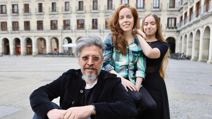 Un centenar de personas se sube al escenario del Félix Petite con ‘Gaviota’