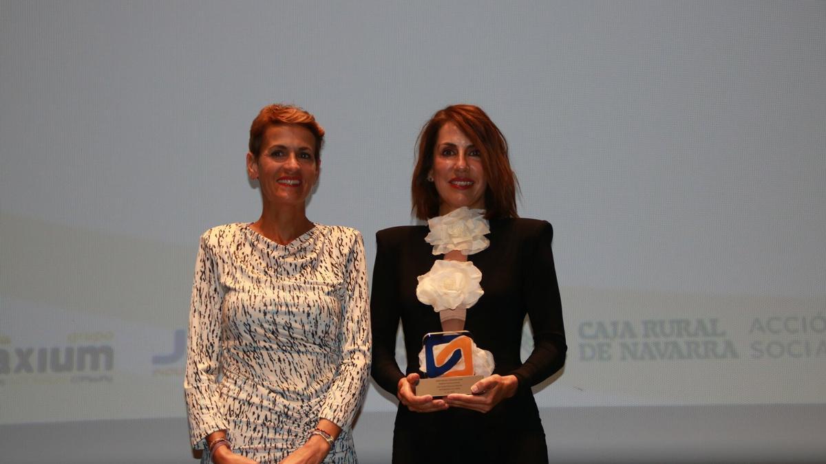 María Chivite y Ana Isabel Elkarte, de Autobuses Elkarte, con su premio.