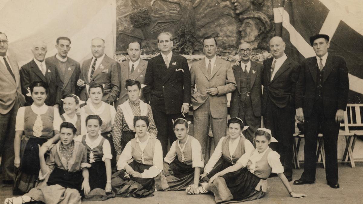 Exiliados eibarreses –entre ellos Vicente– en el Centro Vasco de Buenos Aires, en 1949, junto al célebre jurista Bonifacio Echegaray