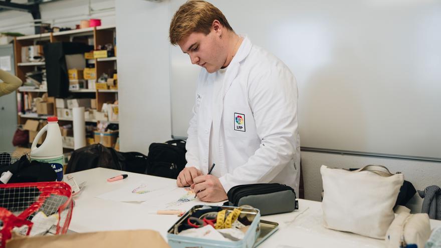 Un olitense lleva el fútbol a la alta costura