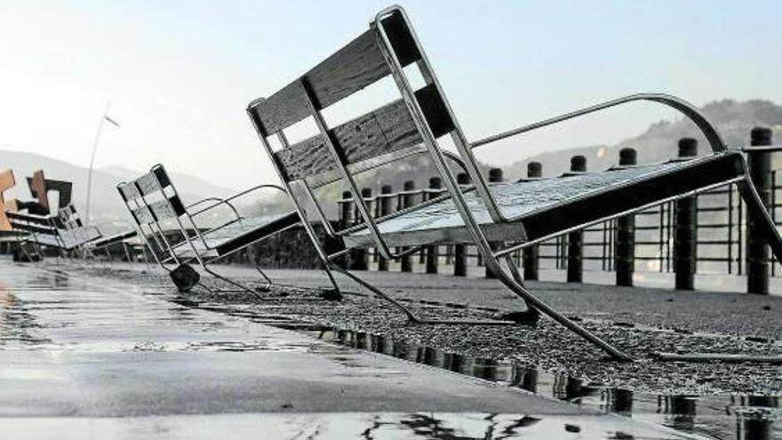 Destrozos en el Paseo Nuevo tras el último temporal de enero.