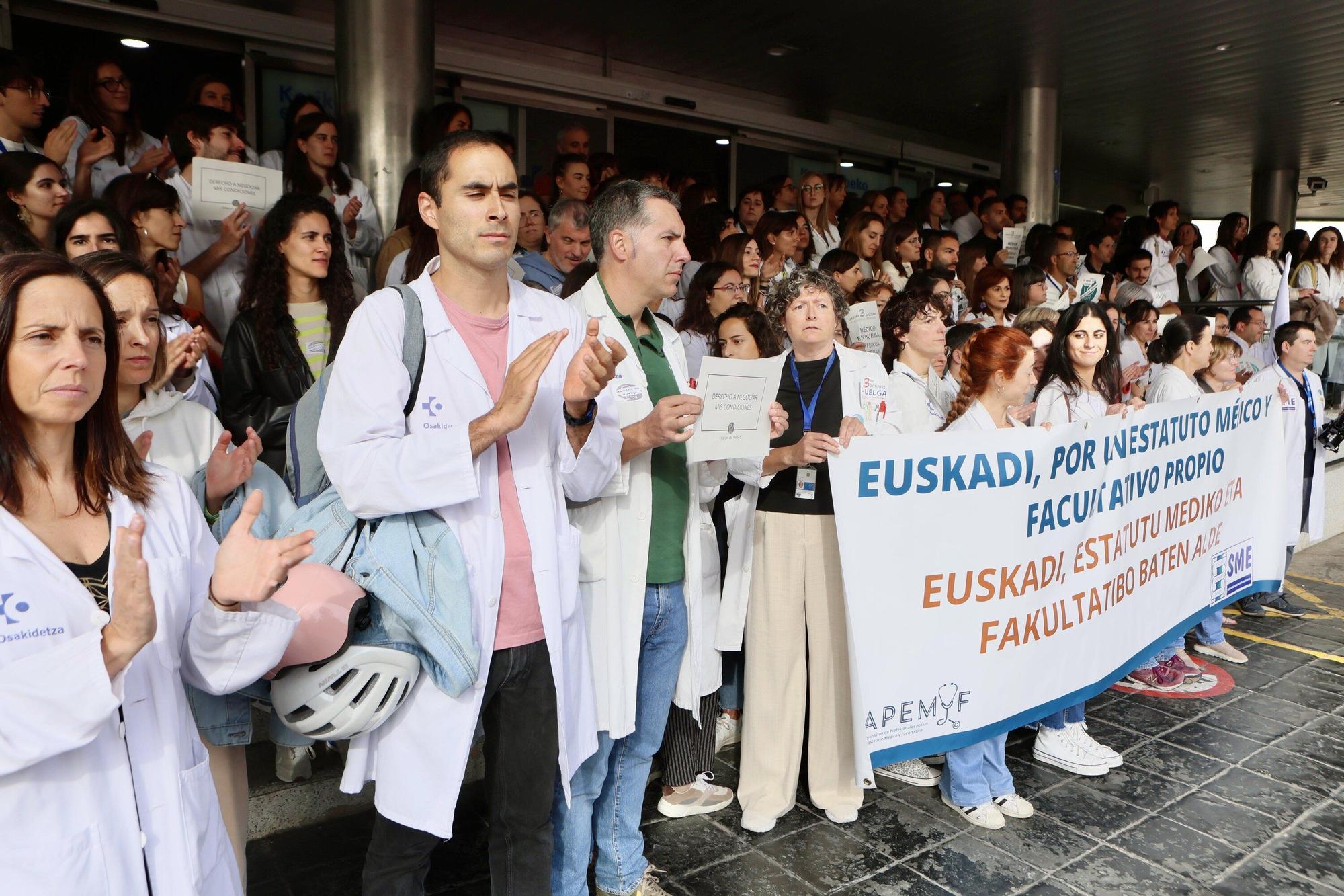En imágenes: Médicos en huelga exigen un estatuto marco propio en Txagorritxu