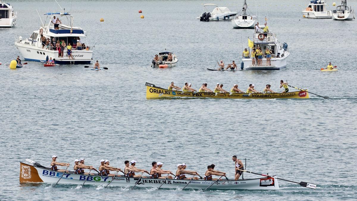 En primer plano, Zierbena, con Orio en el fondo de la imagen tomada en la primera jornada de la Bandera de La Concha.