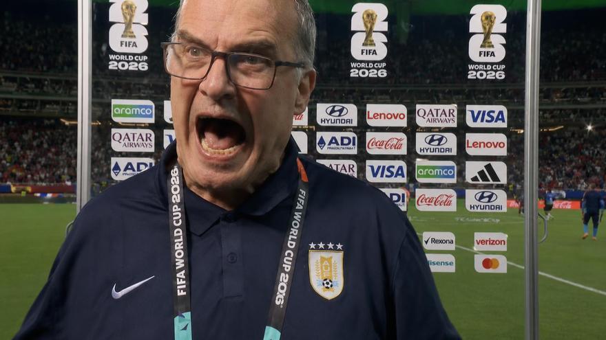 El 'Loco' Bielsa pierde los papeles tras la derrota de Uruguay: "¡Dale de una vez!"