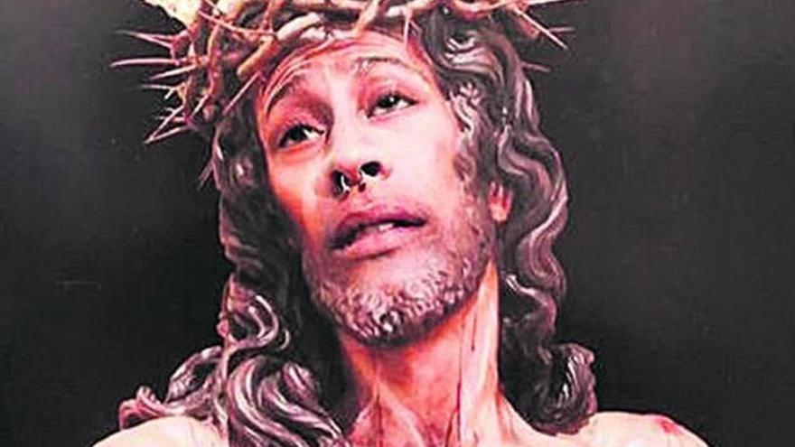 En dicho montaje el rostro de la imagen religiosa fue sustituido por el del acusado.