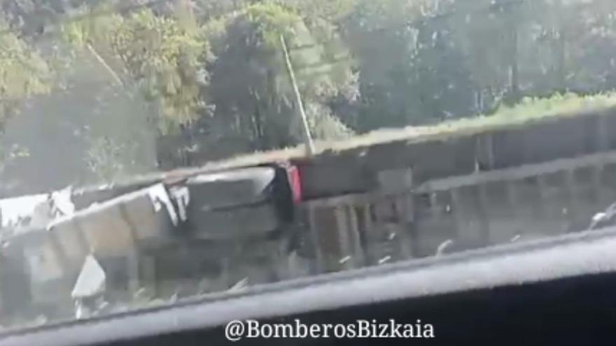 Un camión cae a las vías del tren en Muxika