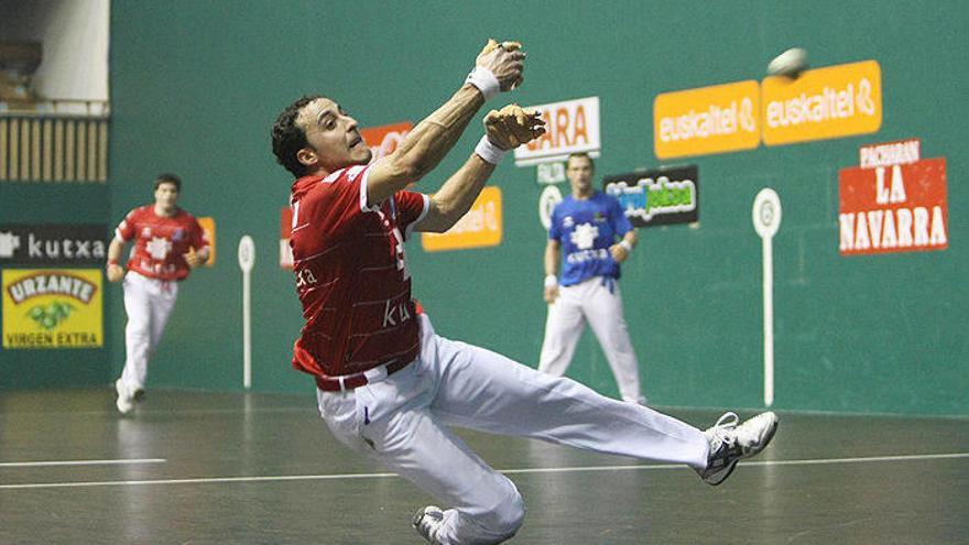 Irujo se lanza al ancho para defender un ataque de sus rivales.