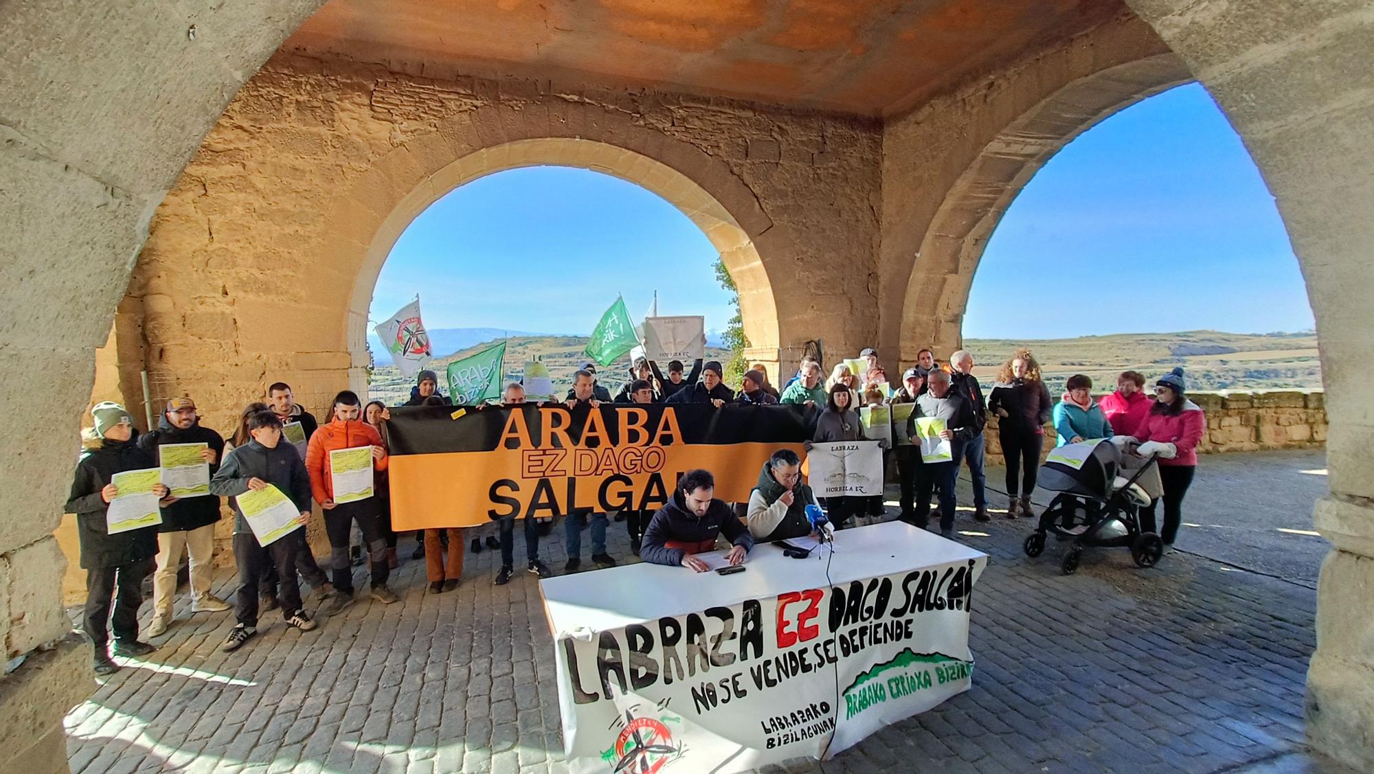 Exigen la paralización de las obras de la central eólica de Labraza (Álava)