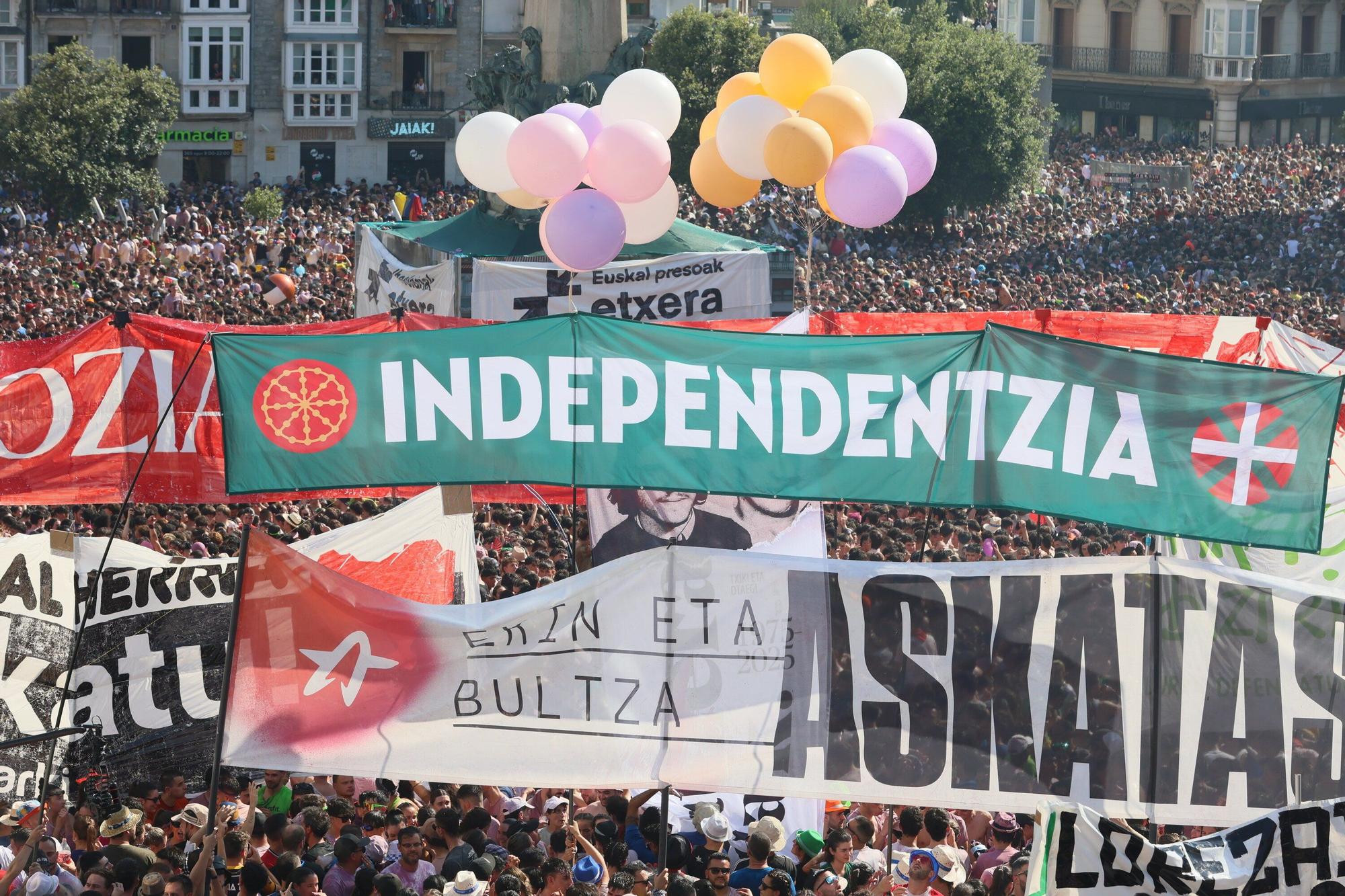 En imágenes: Vitoria sale a la calle a celebrar La Blanca tras el txupinazo
