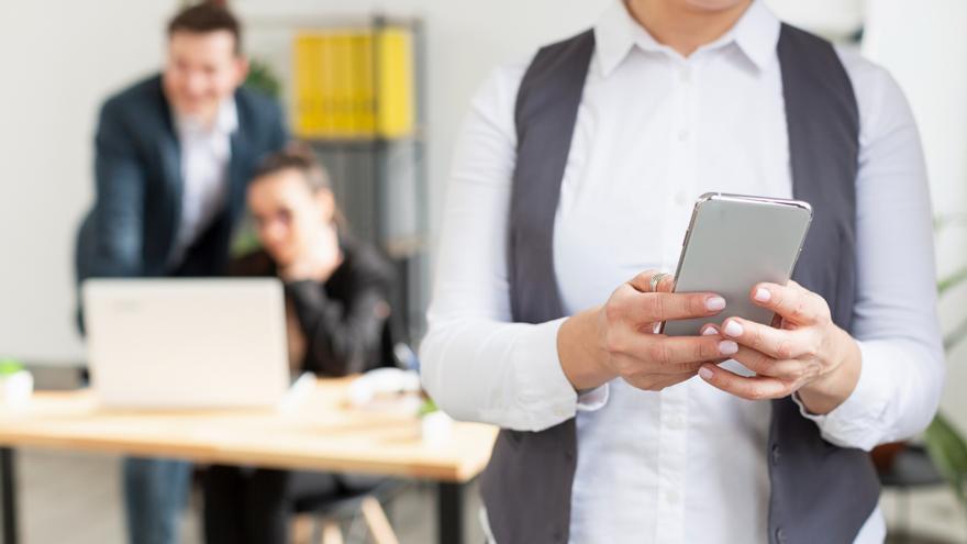 Juan Manuel Lorente, abogado laboralista: “Si te pillan con el móvil en el trabajo te pueden despedir"