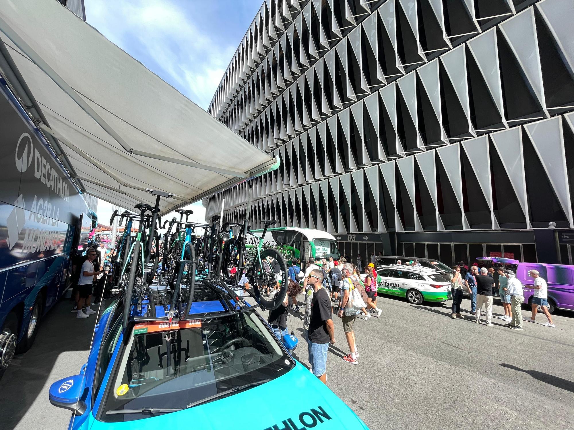 La Vuelta llega a Bizkaia: las imágenes del montaje en Bilbao
